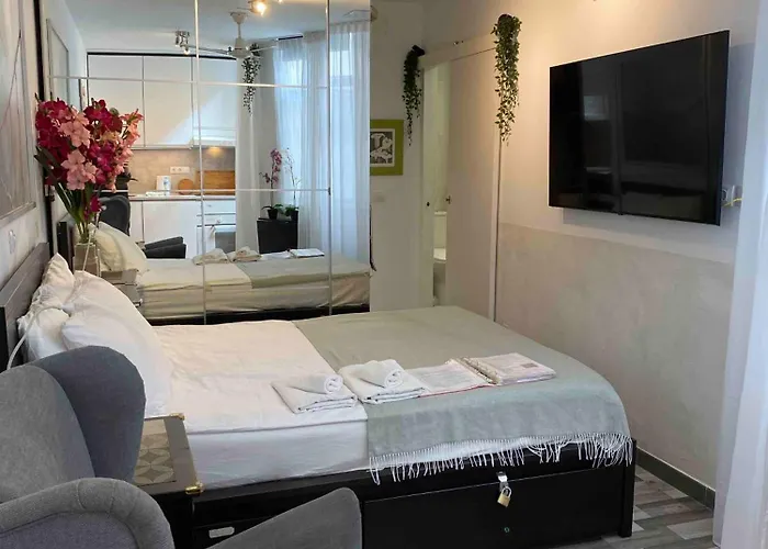 Interior Serviced Апартаменты *